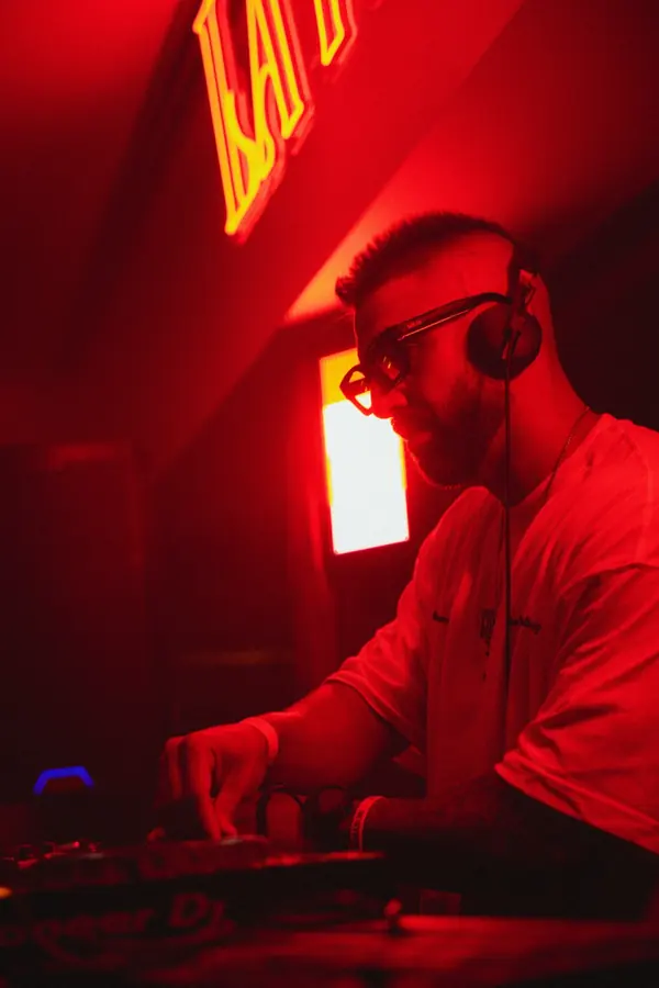 Armando Troya DJ · Red focus