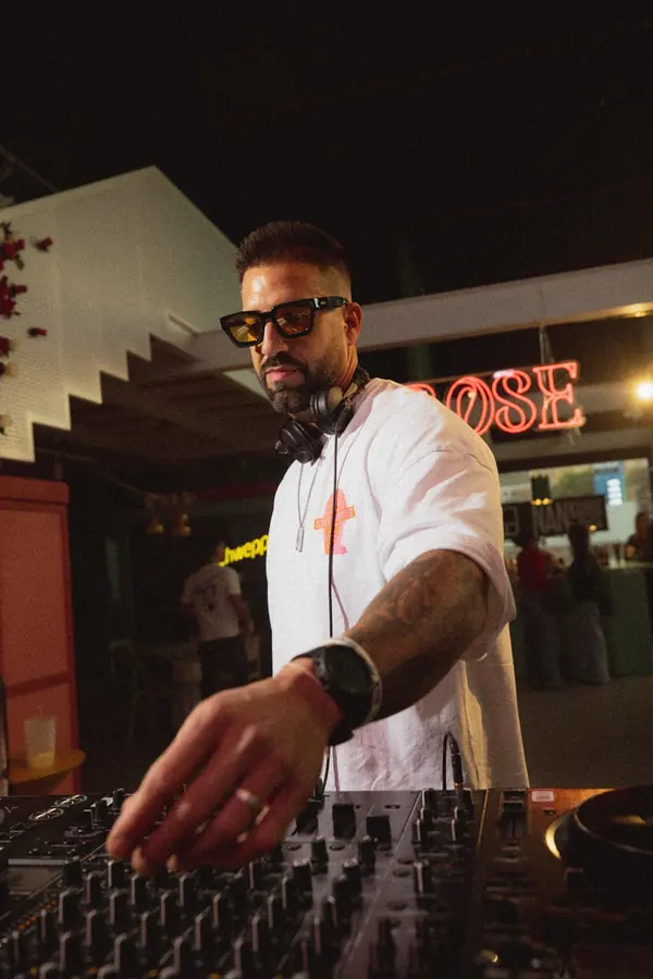 Armando Troya DJ · Front row