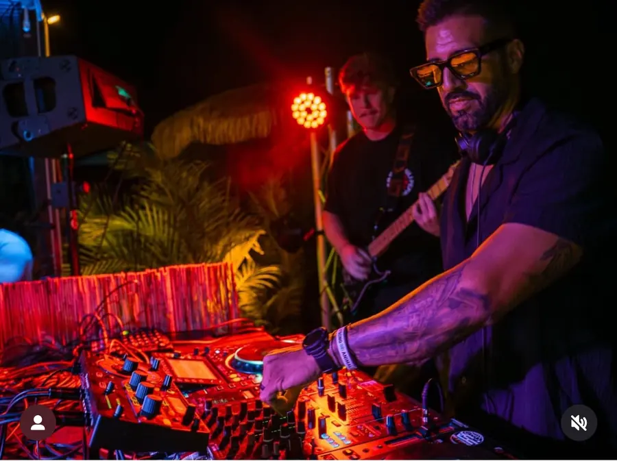 Armando Troya DJ · escena 25